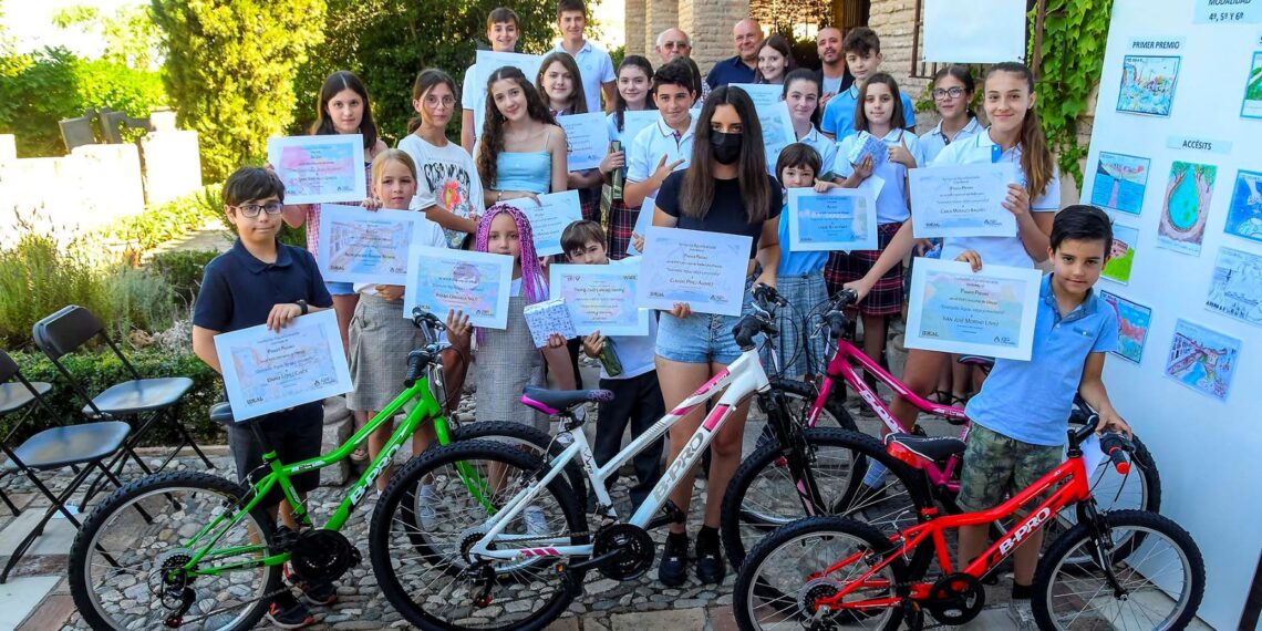 BICICLETAS DE MONTAÑA PARA LOS PREMIADOS EN EL CONCURSO DE ESCOLARES DE AGUA GRANADA