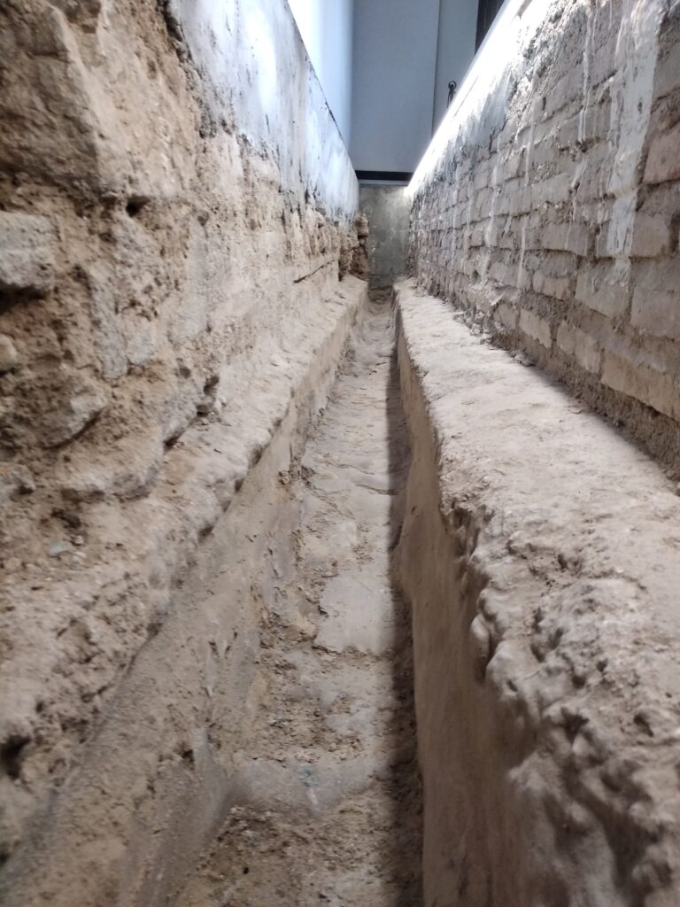 Acequia de Aynadamar en el Carmen del Aljibe del Rey